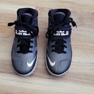 Boys Basketball Nike Sneakers sz 7Y